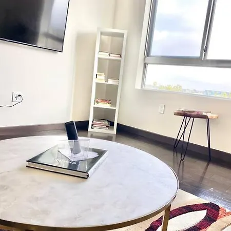 Cute Cozy Unit In West Hollywood Apartment